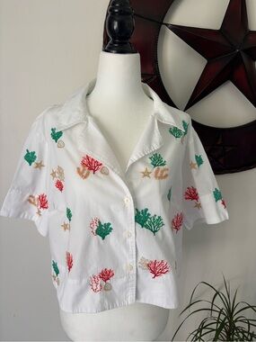 Anthropologie Maeve Coastal Cropped White Shirt with Embroidery and Green Trim M